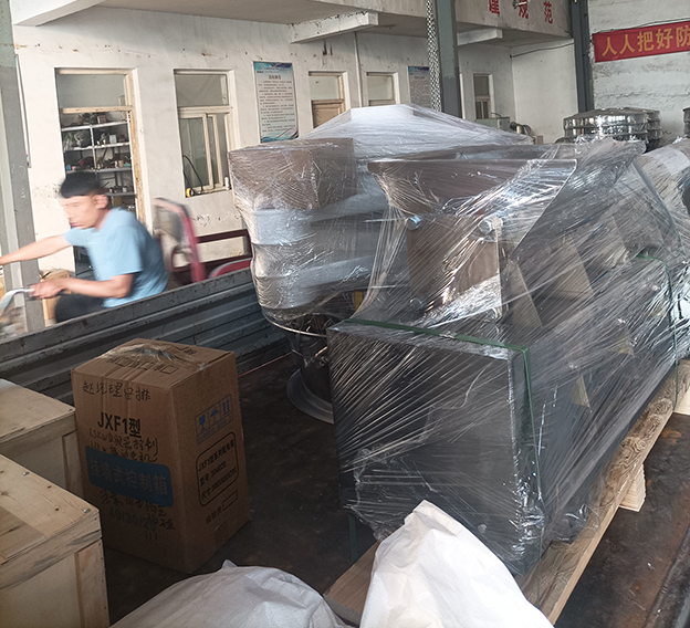 塑料旋振篩、電磁給料機發貨